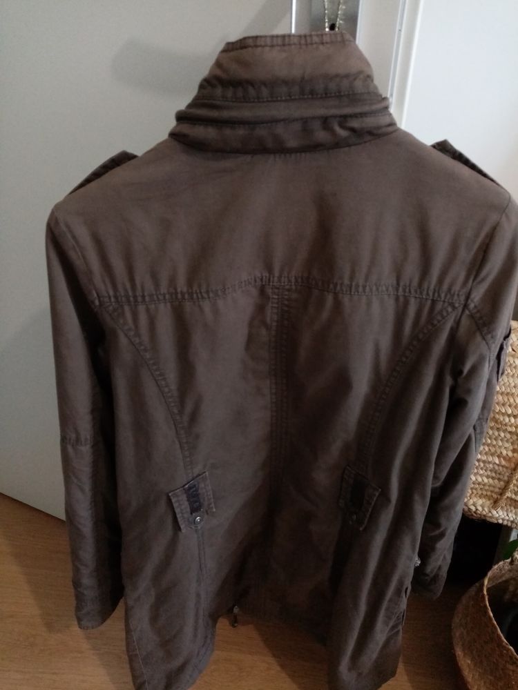 Veste parka udc kaki
Livraison possible sur St julien en gen 15 Cruseilles (74)