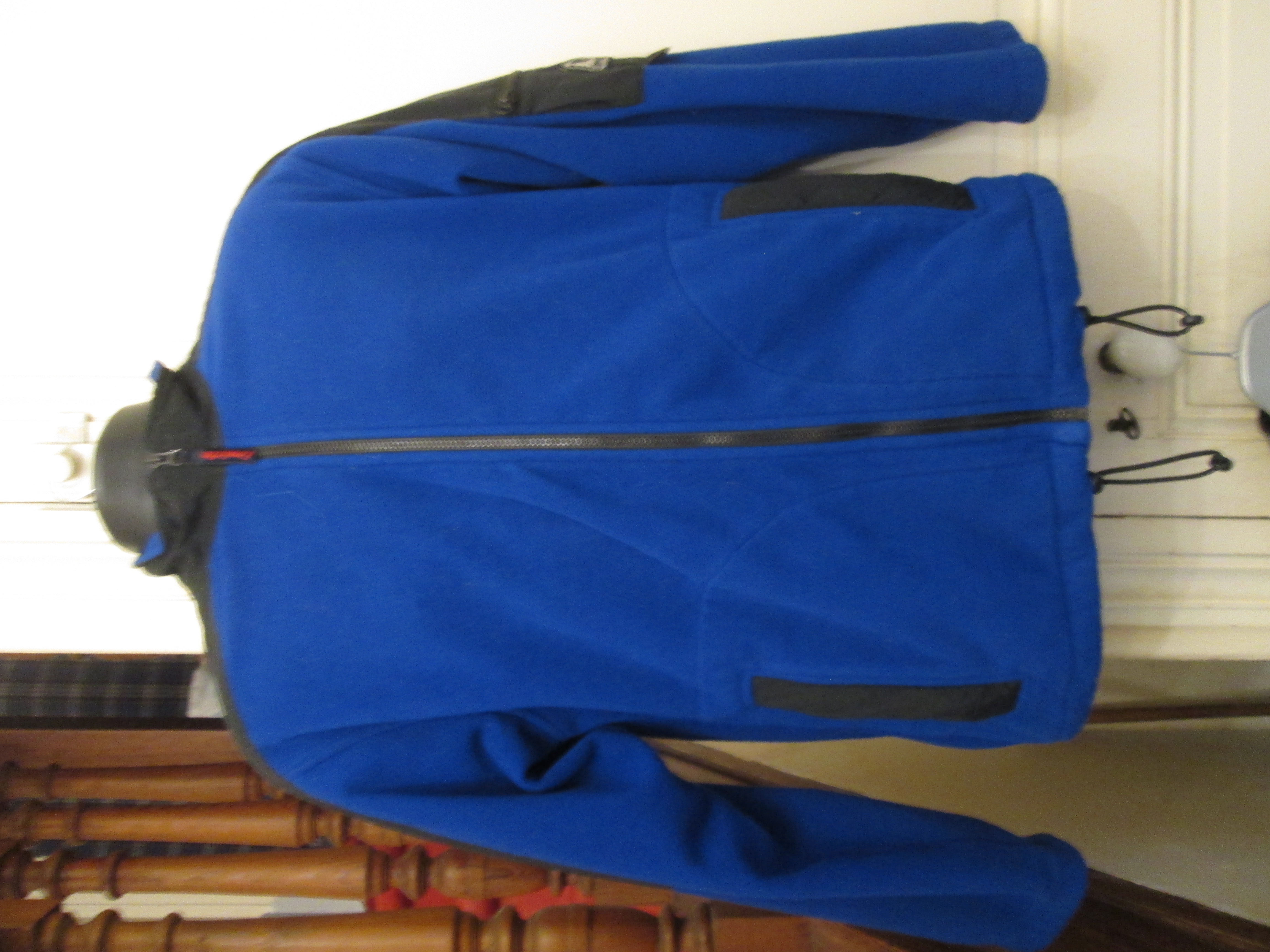 Veste polaire bleue et noire zipp�e Invicta 25 Herblay (95)