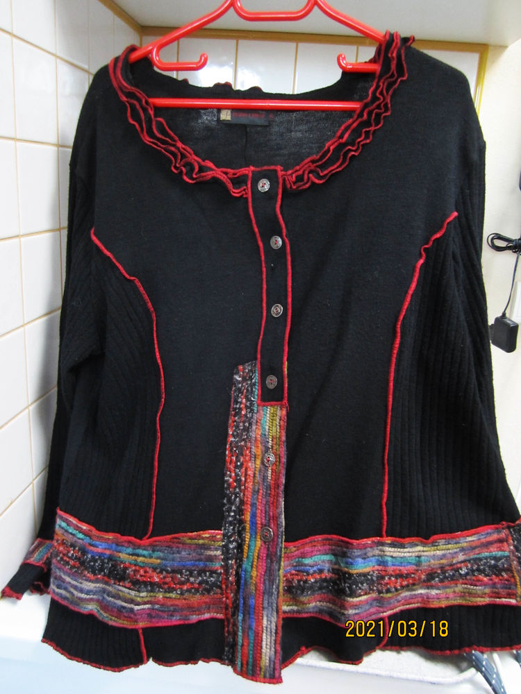 veste tricot noire avec motifs fantaisies 12 Saint-Alban-de-Roche (38)