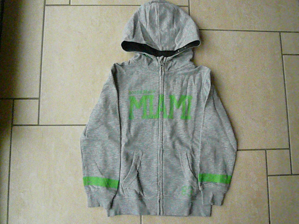 Veste zipp�e grise 8 ans (n�31 bis) 7 Franqueville-Saint-Pierre (76)