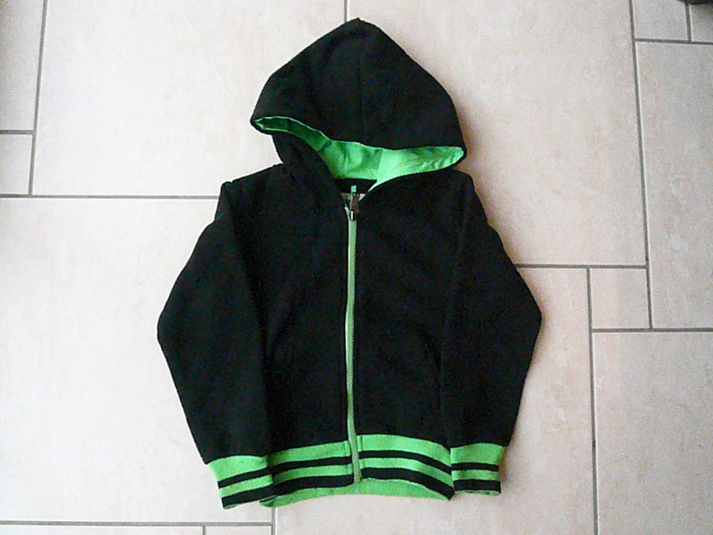 Veste zipp�e noire 4 ans (n�10 bis) 7 Franqueville-Saint-Pierre (76)