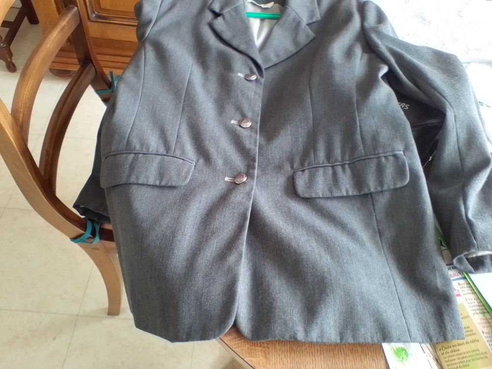 Vestes femmes une grise et une noire 12 Fontenay-le-Fleury (78)