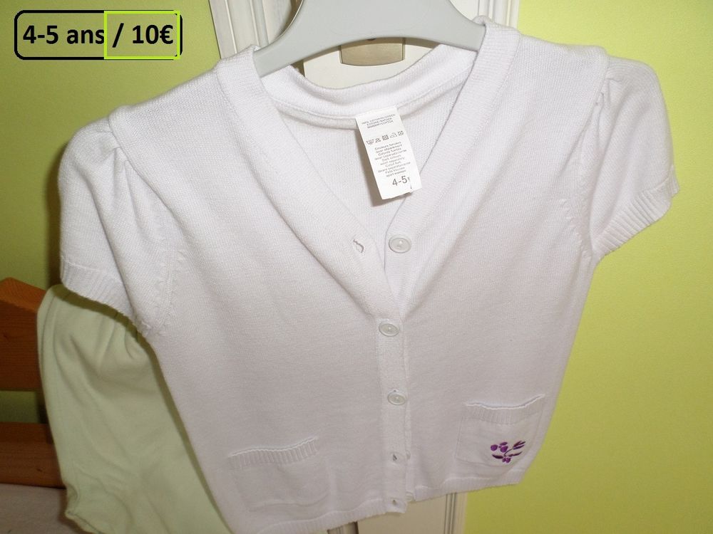 2 Vestes fille 4-5 ans, 
Etat neuf
5 Dinan (22)