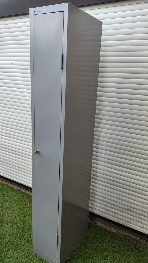 Vestiaire m�tallique gris en tr�s bon �tat 90 Nantes (44)