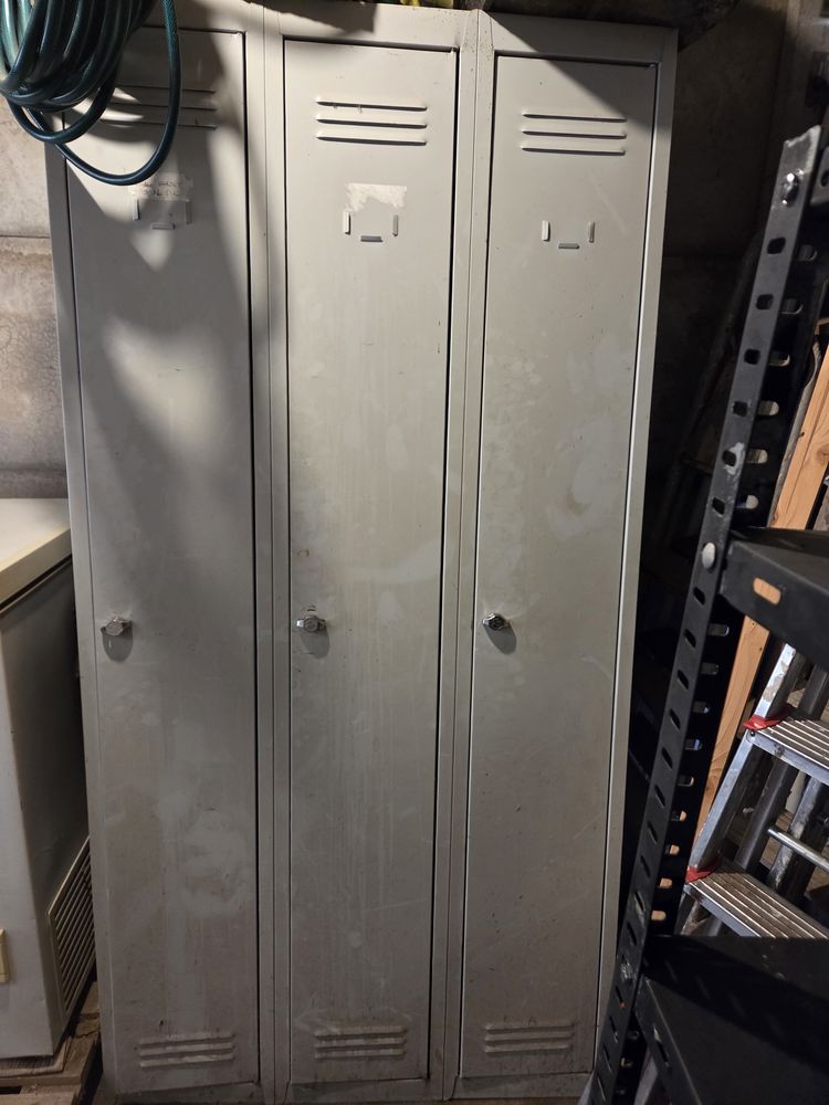 vestiaire en fer  3 portes . 75 Feurs (42)