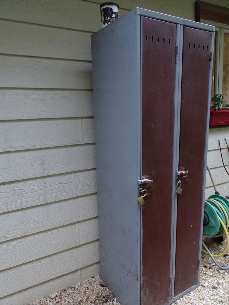 vestiaire d'usine deux portes 20 Ucel (07)