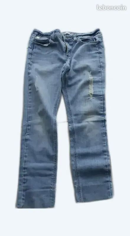 lot de vetement  
7jean 
plusieur thee hort  
tricot  tai 20 Champagnole (39)