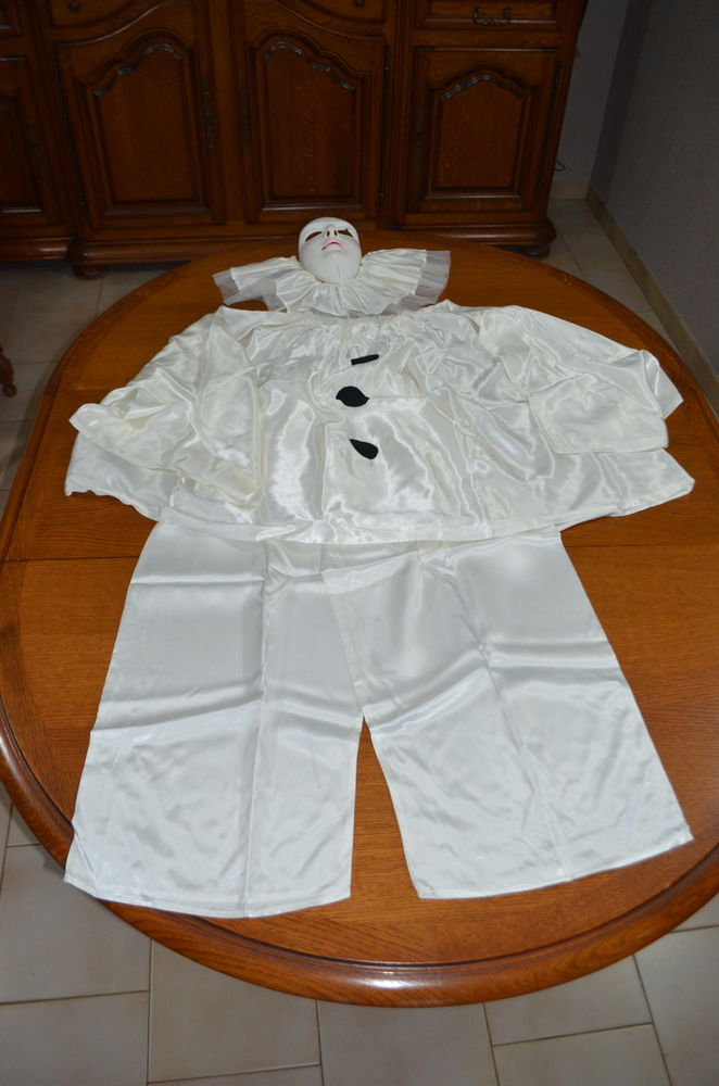lot de v�tements de d�guisements 70 Crespian (30)