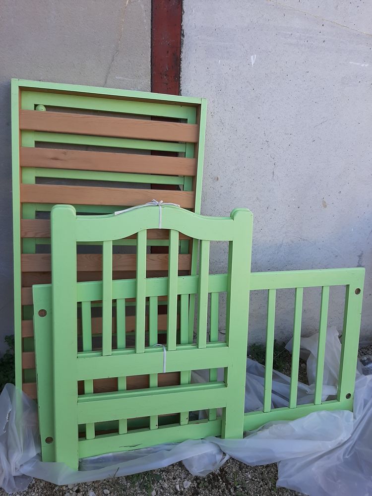 V�tements enfants et lit en bois 70 Beaumes-de-Venise (84)