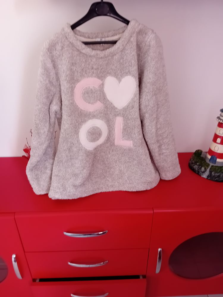 V�tements femme, sacs et sandales 200 Attignat (01)