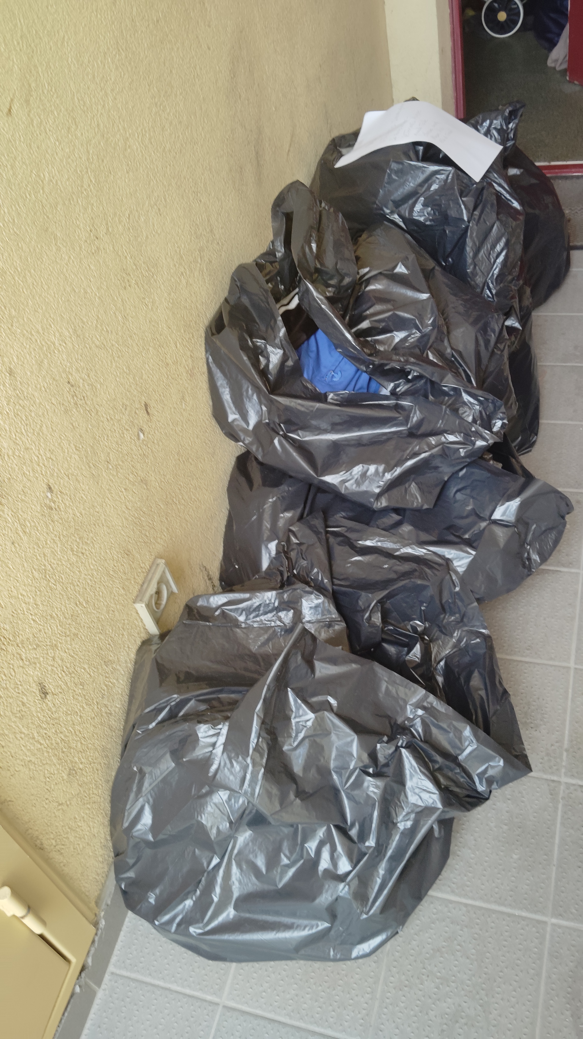 V�tements � saisir 2 Croissy-sur-Seine (78)