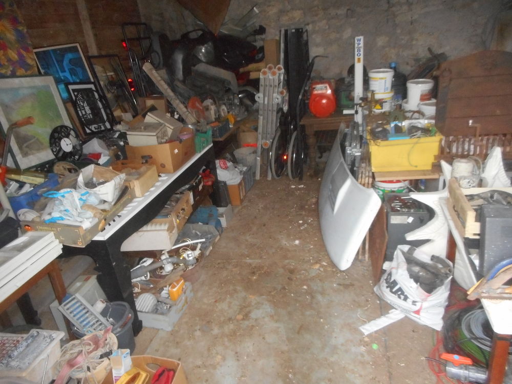 Vide grenier j'ai  plusieurs  meuble  banc  table  et  lot 10 Saran (45)