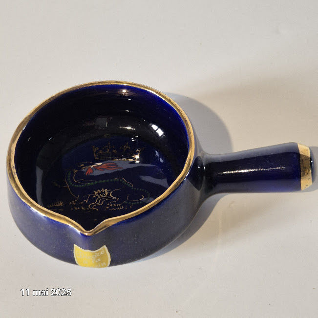 Vide poche, cendrier fait � Limoges pour Amboise, avec sa sa 10 Saumur (49)