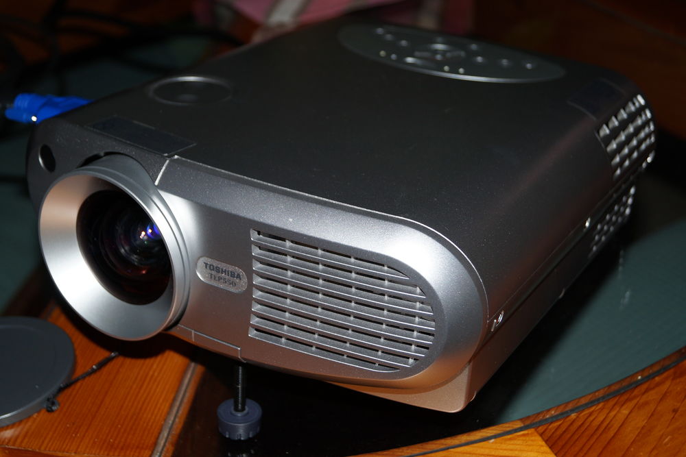 VIDEO-PROJECTEUR ET ECRAN SUR PIEDS. 300 �tampes (91)