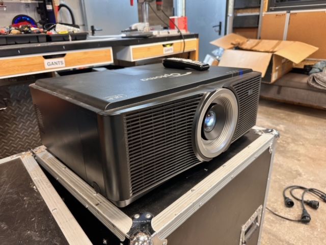 Videoprojecteur 6000 lumens optoma ex855 comme neuf 1500 Ollioules (83)