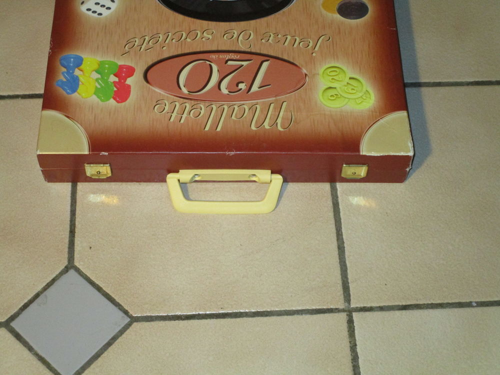   VIEILLE VALISE  120  JEU DE SOCIETE 12 Villepinte (93)