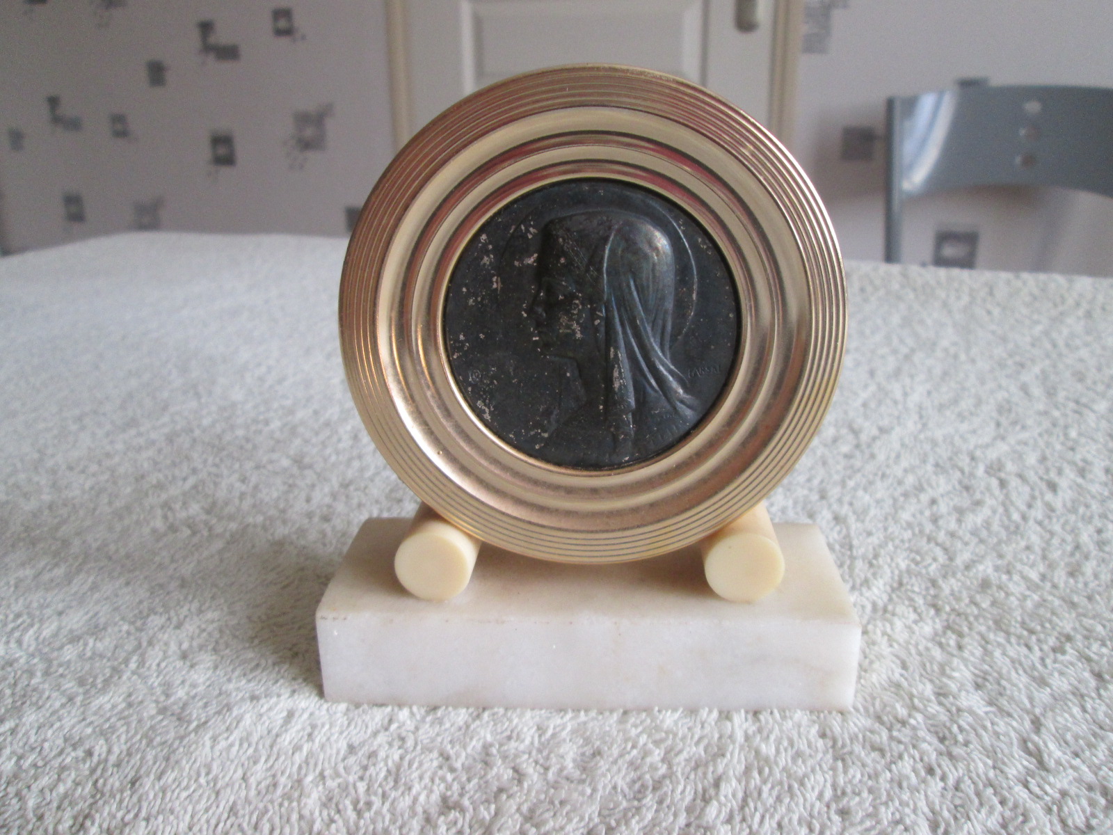 Vierge en m�daillon sur son socle en pierre 7 Chauriat (63)