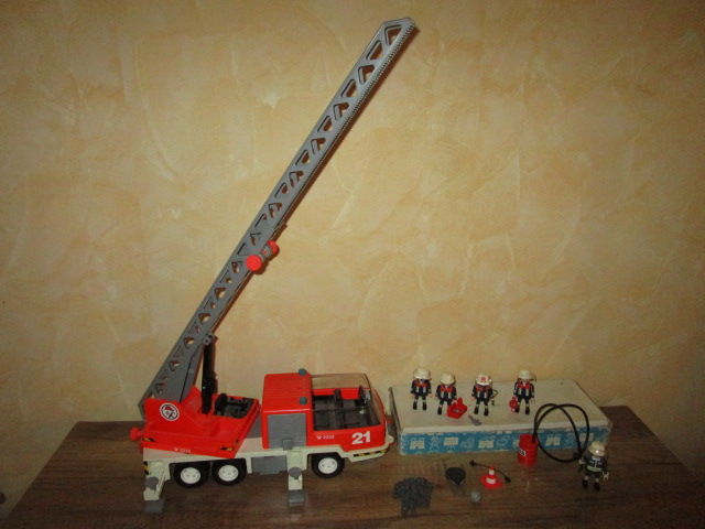 vieux camion pompier playmobil  1981   
lot vyhhh 12 Villepinte (93)