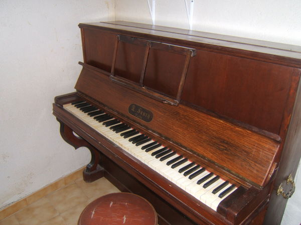 vieux piano 500 Ménerbes (84)