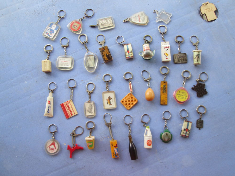 Lot de 32 vieux porte-cl�s publicitaires 16 Chauriat (63)