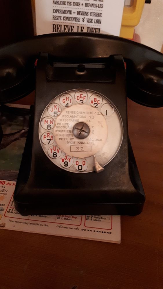 VIEUX TELEPH0NES pour collection
peuvent encore servir 0 Onnaing (59)