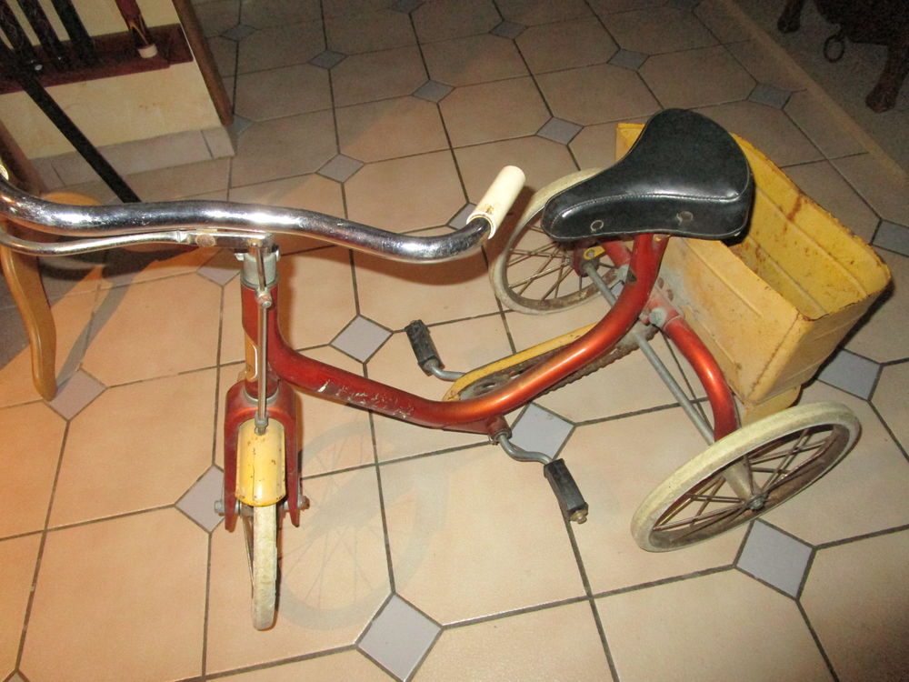   
VIEUX VELO  ANNEE 50/60 COLLECTOR MARQUE RALEIGH  
55 Villepinte (93)