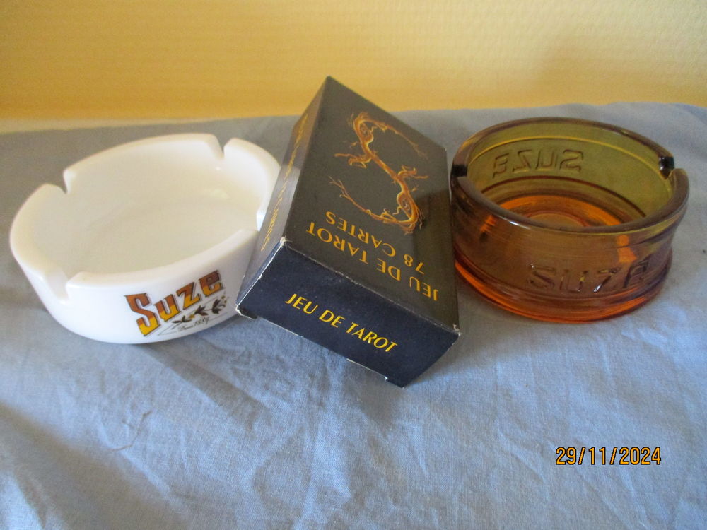 vintage 2 cendriers SUZE et un jeu de tarot PERNOD 12 Saint-Yrieix-la-Perche (87)