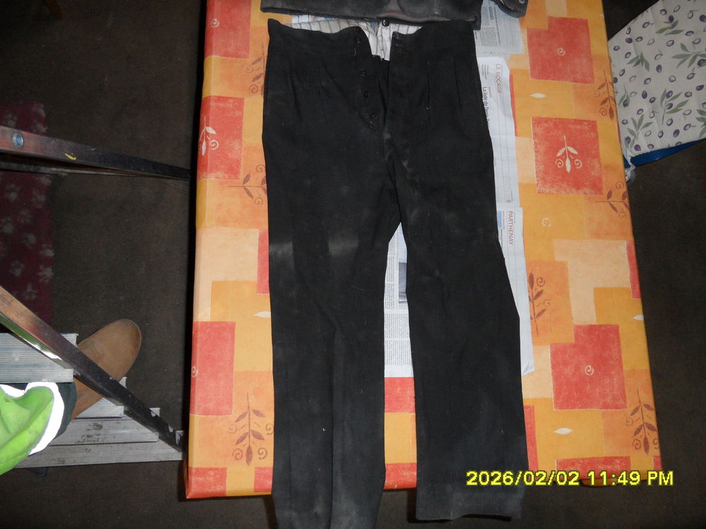 Vintage costume adulte noir d'�poque avant 1950 du dimanche 5 Pougne-H�risson (79)