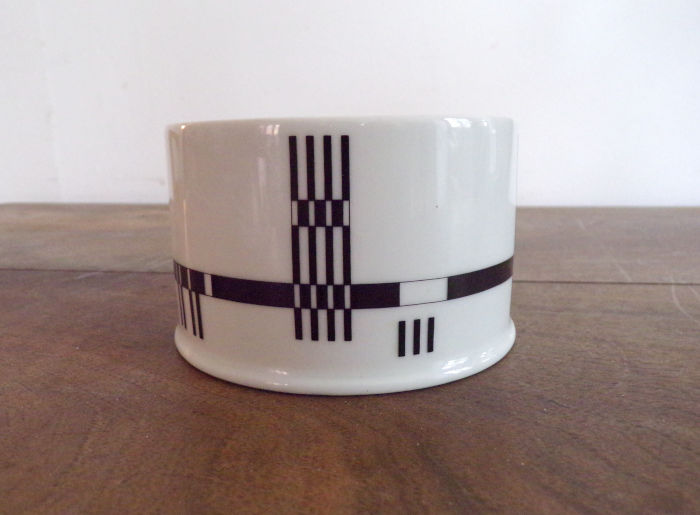 Pot vintage en porcelaine blanche sign� Karl Emanuel Henkell 5 Laval (53)