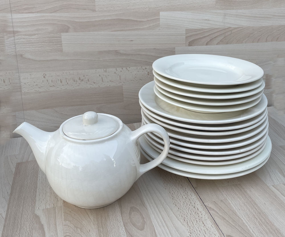 Vintage, lot d'un service � vaisselle ancien fa�ence blanche 12 Baillargues (34)