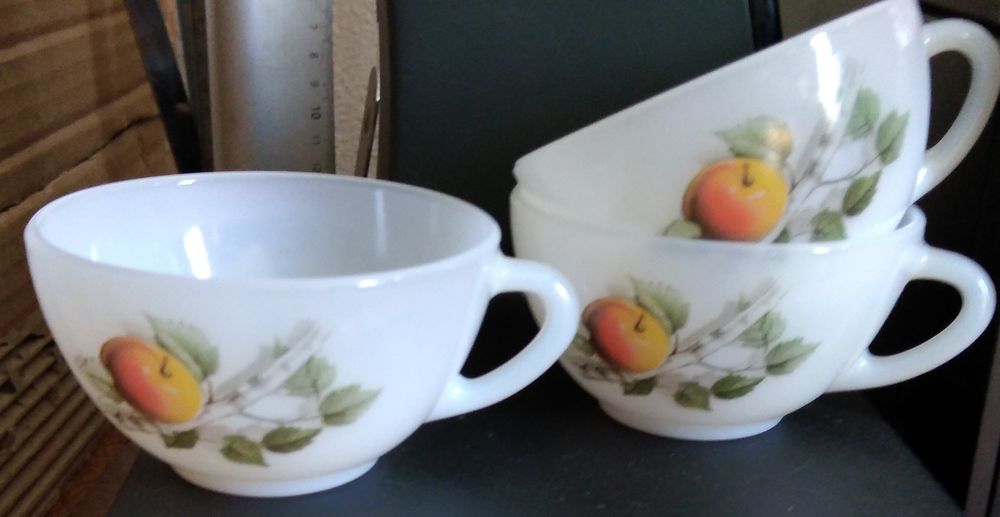 Vintage, 3 tasses Arcopal motif pomme 3 Baignes-Sainte-Radegonde (16)