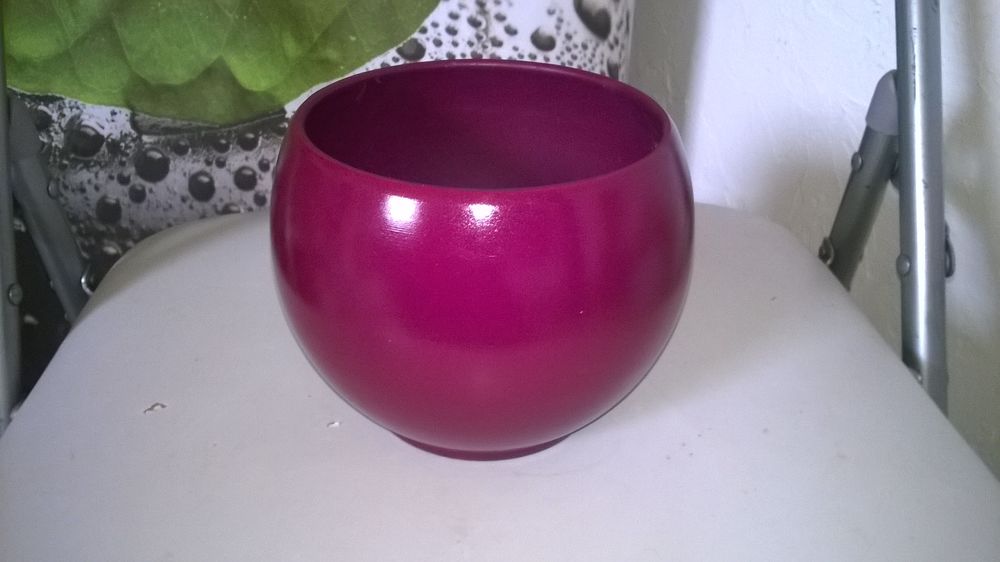 Pot violet
Excellent etat
En c�ramique
16 cm de diam�tre
8 Talange (57)