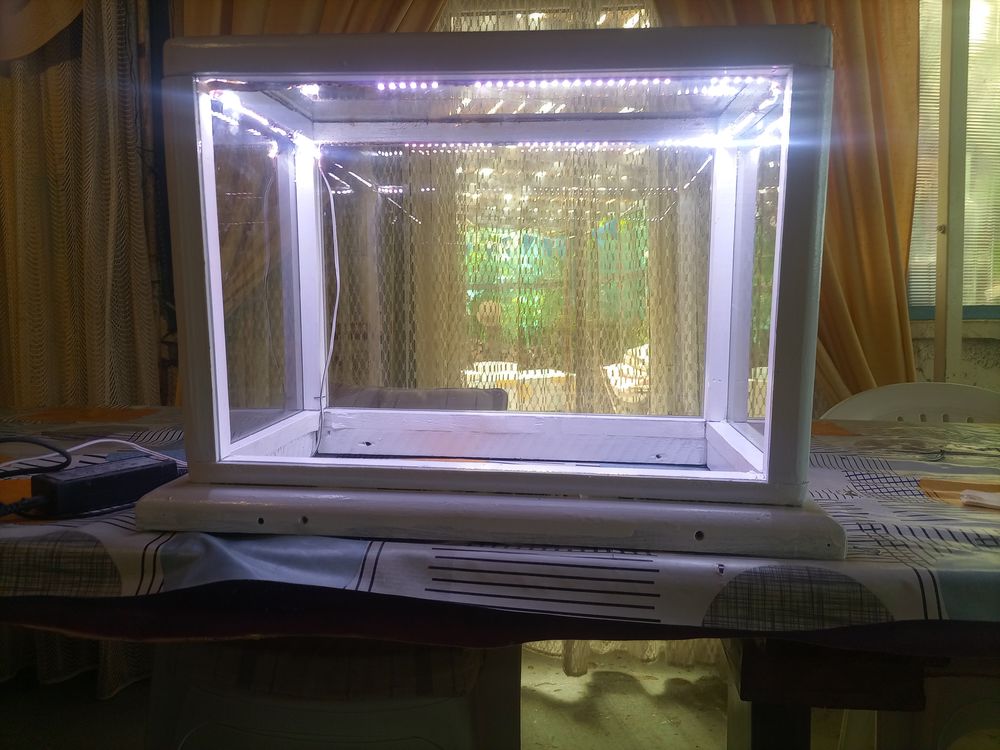 VITRINE avec leds 20 Toulon (83)