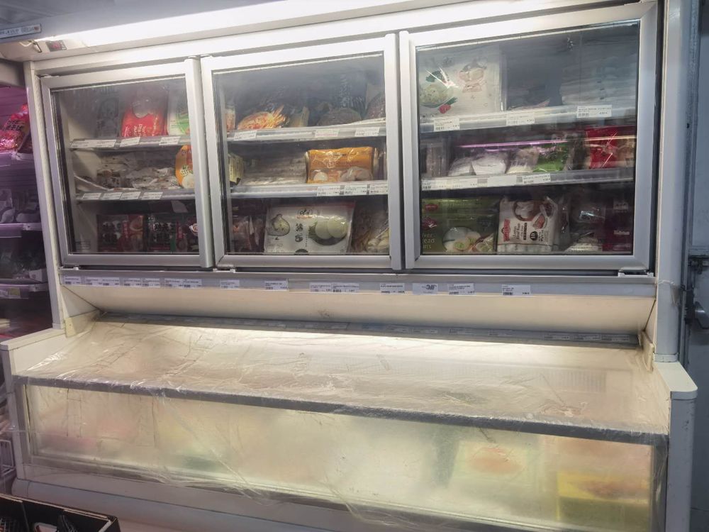 Vitrine Cong�lateur mural supermarch� 900 Paris 18 (75)