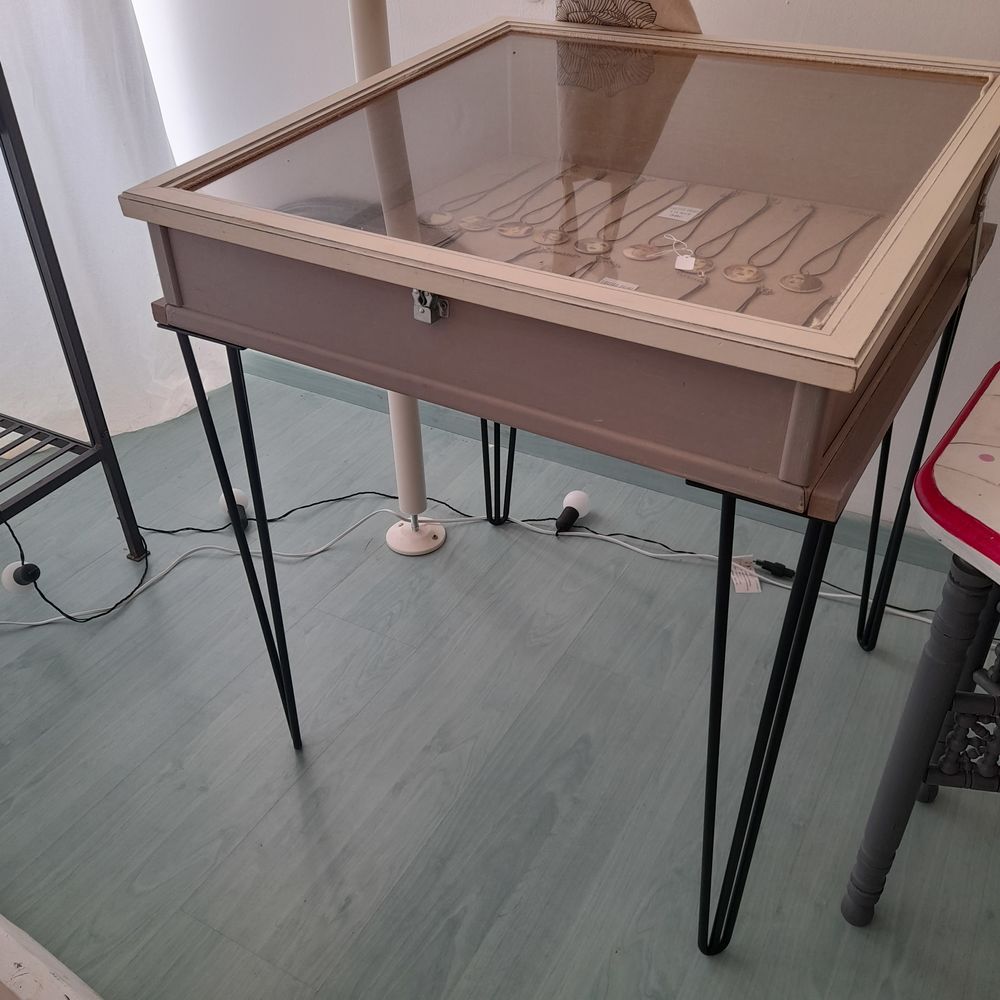 Vitrine d'exposition pour bijoux 80 Saint-Urbain (85)