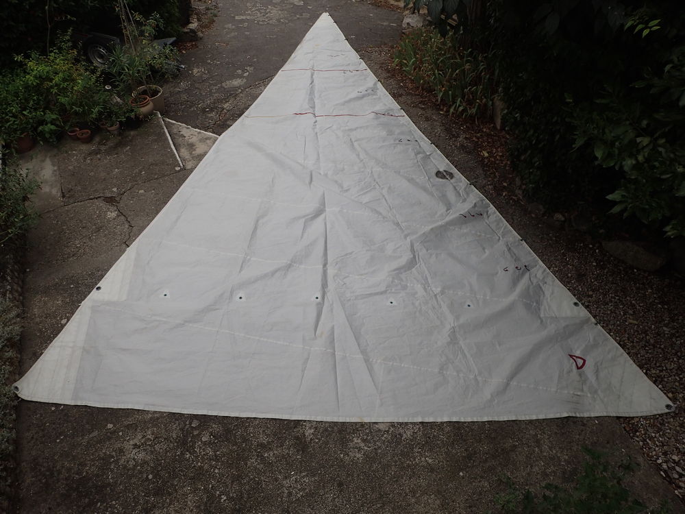 voiles d'avant � mousquetons pour un Aquila R�gate. 350 N�mes (30)