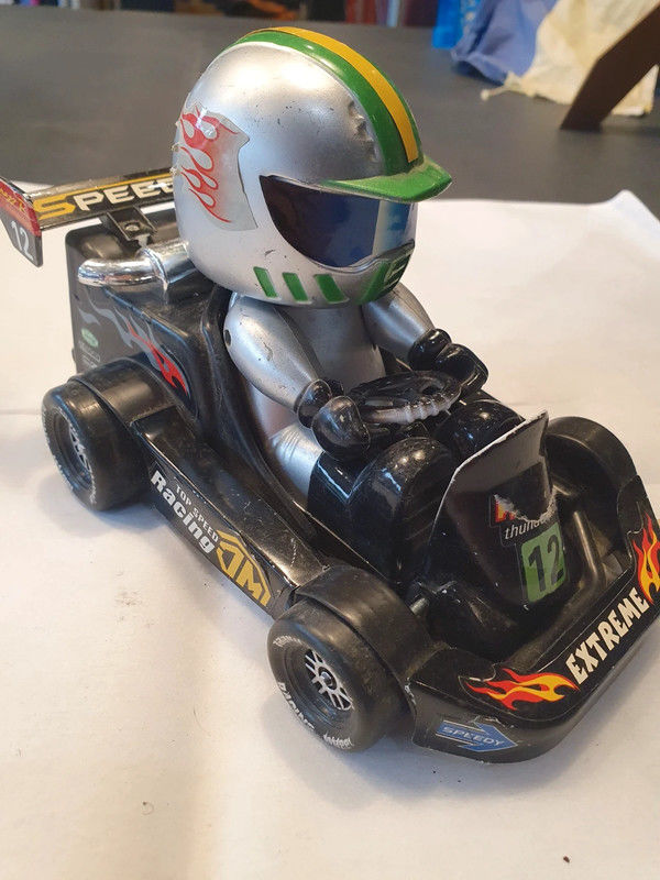 voiture avec personnage 1 Aubvillers (80)