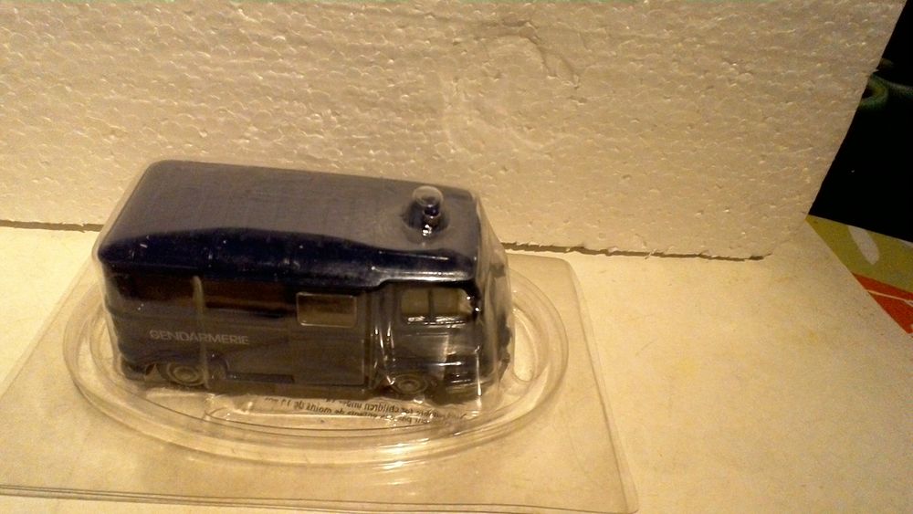 VOITURE MINIATURE 1995 15 Vrigny (45)