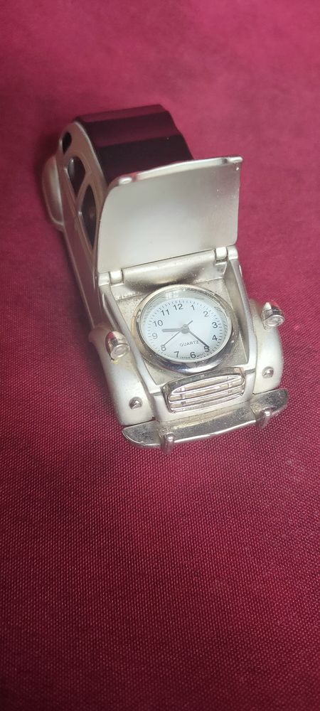 Voiture miniature citro�n 2CV en m�tal lourd avec pendule 45 Avermes (03)