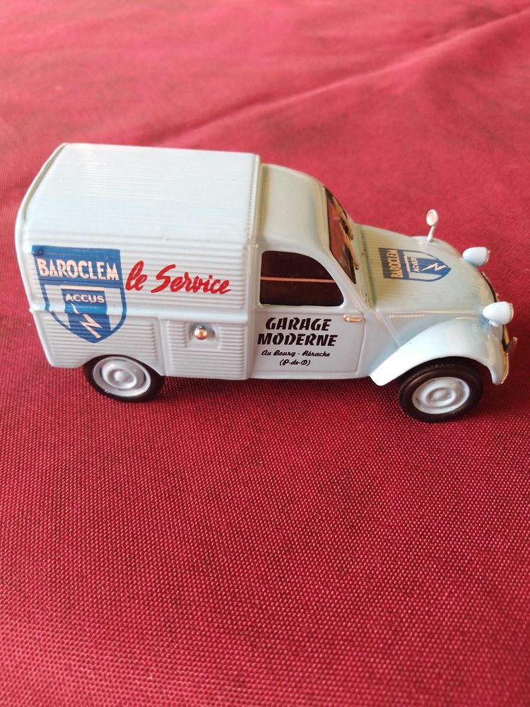 Voiture miniature Citro�n 2CV fourgonnette 10 Avermes (03)