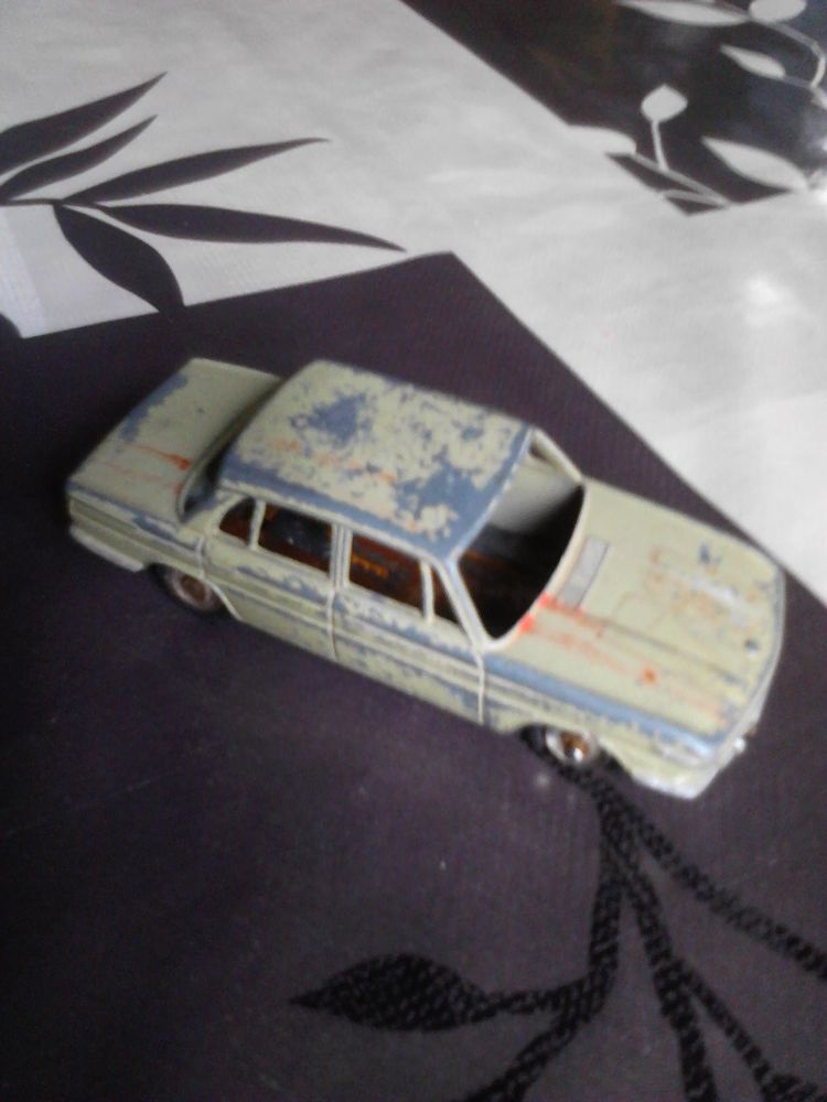 Voiture miniature dinky toys BMW 1500 40 Avermes (03)