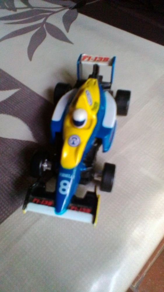 Voiture miniature de formule 1 10 Avermes (03)