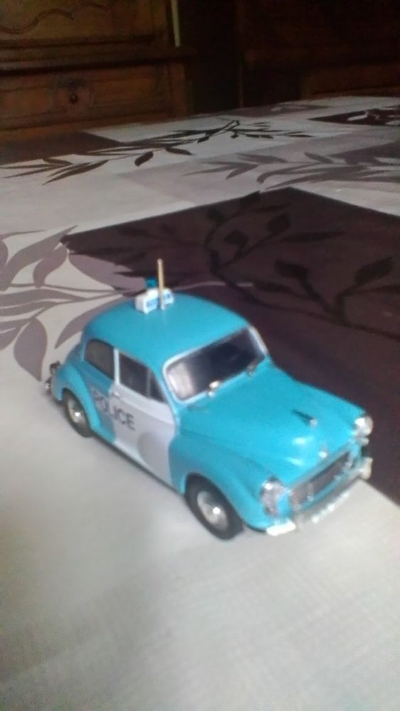 Voiture miniature Morris minor de la police 15 Avermes (03)