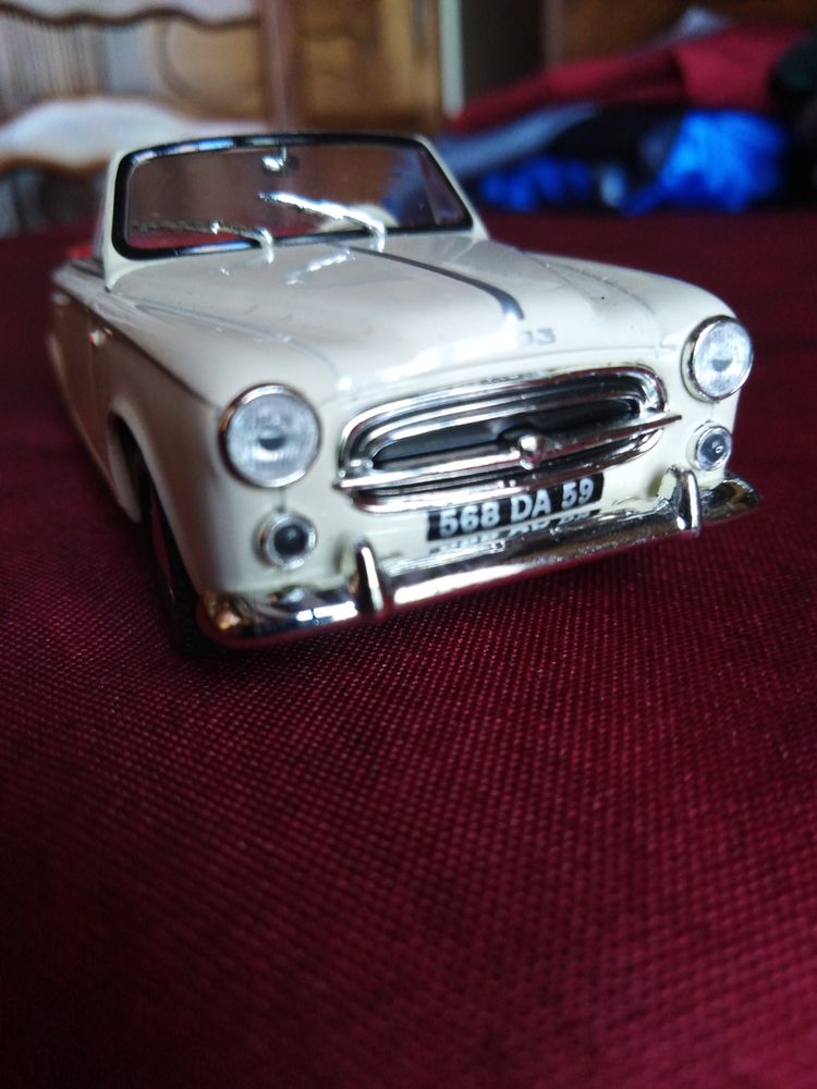 voiture miniature peugeot