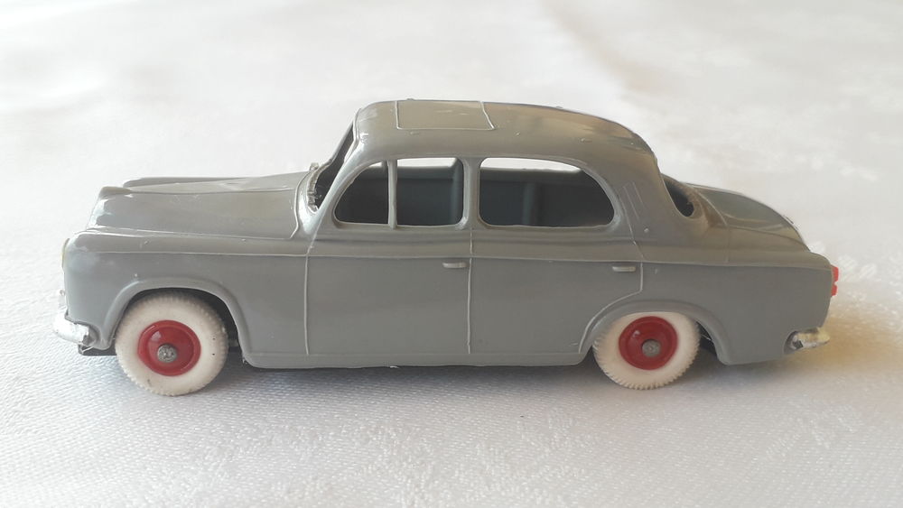 Voiture miniature PEUGEOT 403 NOREV
45 Salon-de-Provence (13)