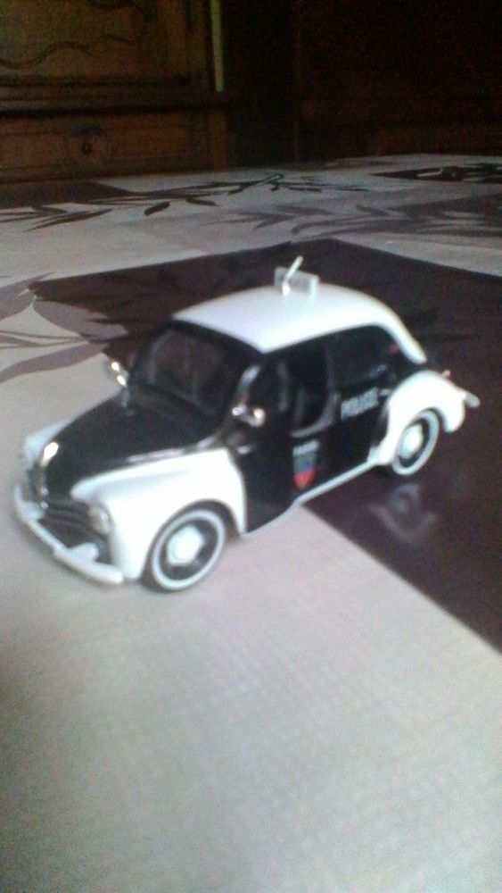 Voiture miniature Renault 4CV police 15 Avermes (03)