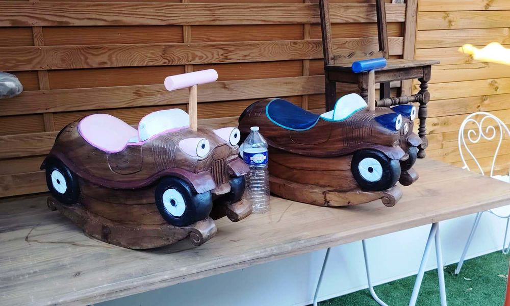Voitures � bascule Pi�ces uniques taill�es dans du bois 
70 Villefontaine (38)