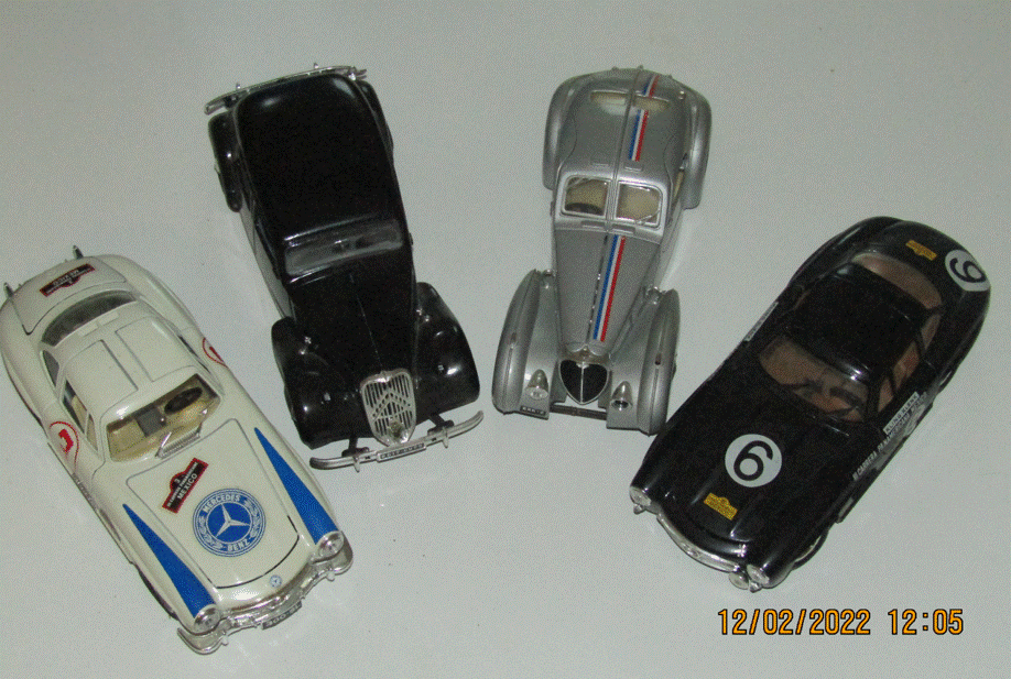 Lot de 4 voitures miniatures  anciennes  au 1/24 28 Ch�cy (45)