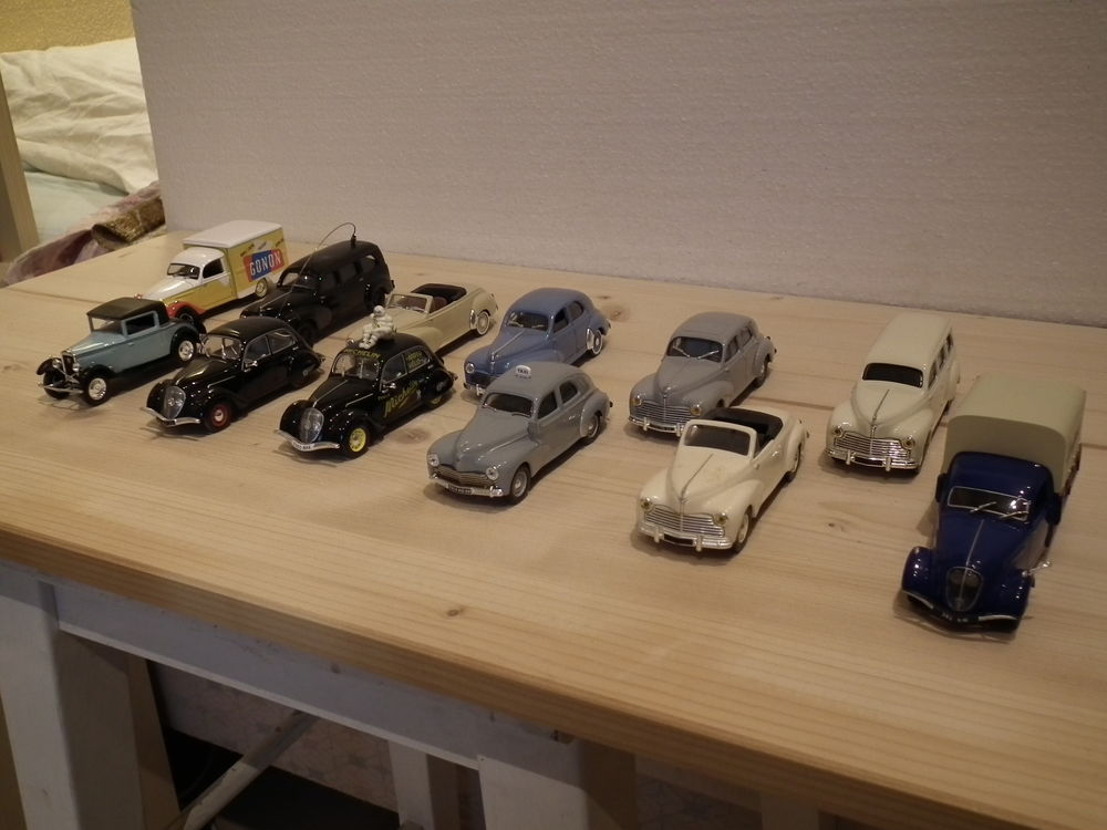 Lot de 12 voitures miniatures Peugeot au 1/43 �me. 50 Marspich (57)