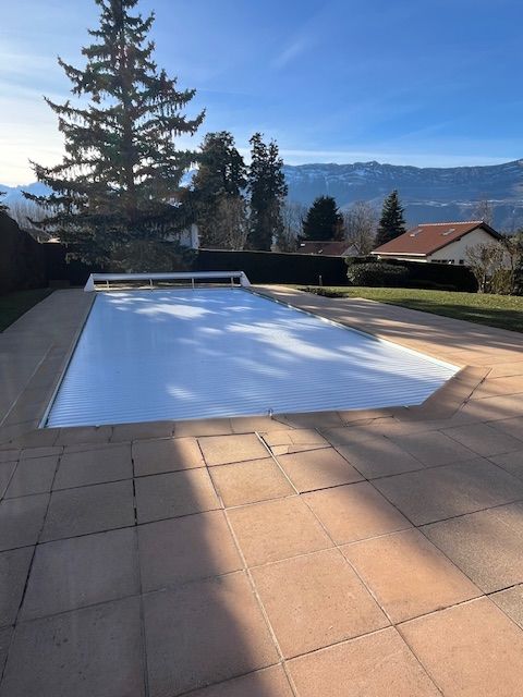 Volets blancs roulant piscine PVC motoris� 11,5 M 850 Grenoble (38)